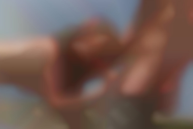 Tarra White sur une plage d'Ibiza